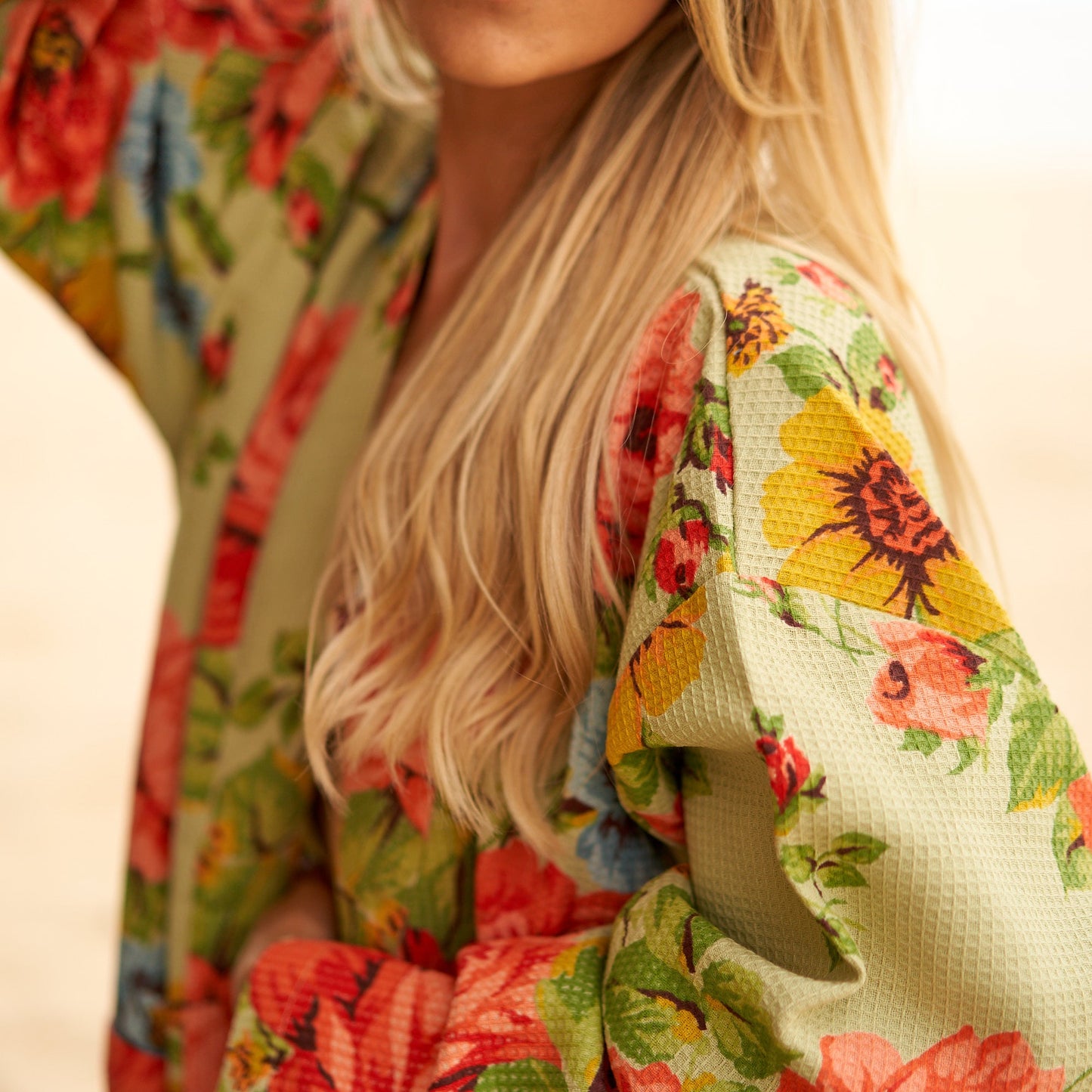 Flowy kimono robe in breathable fabric
