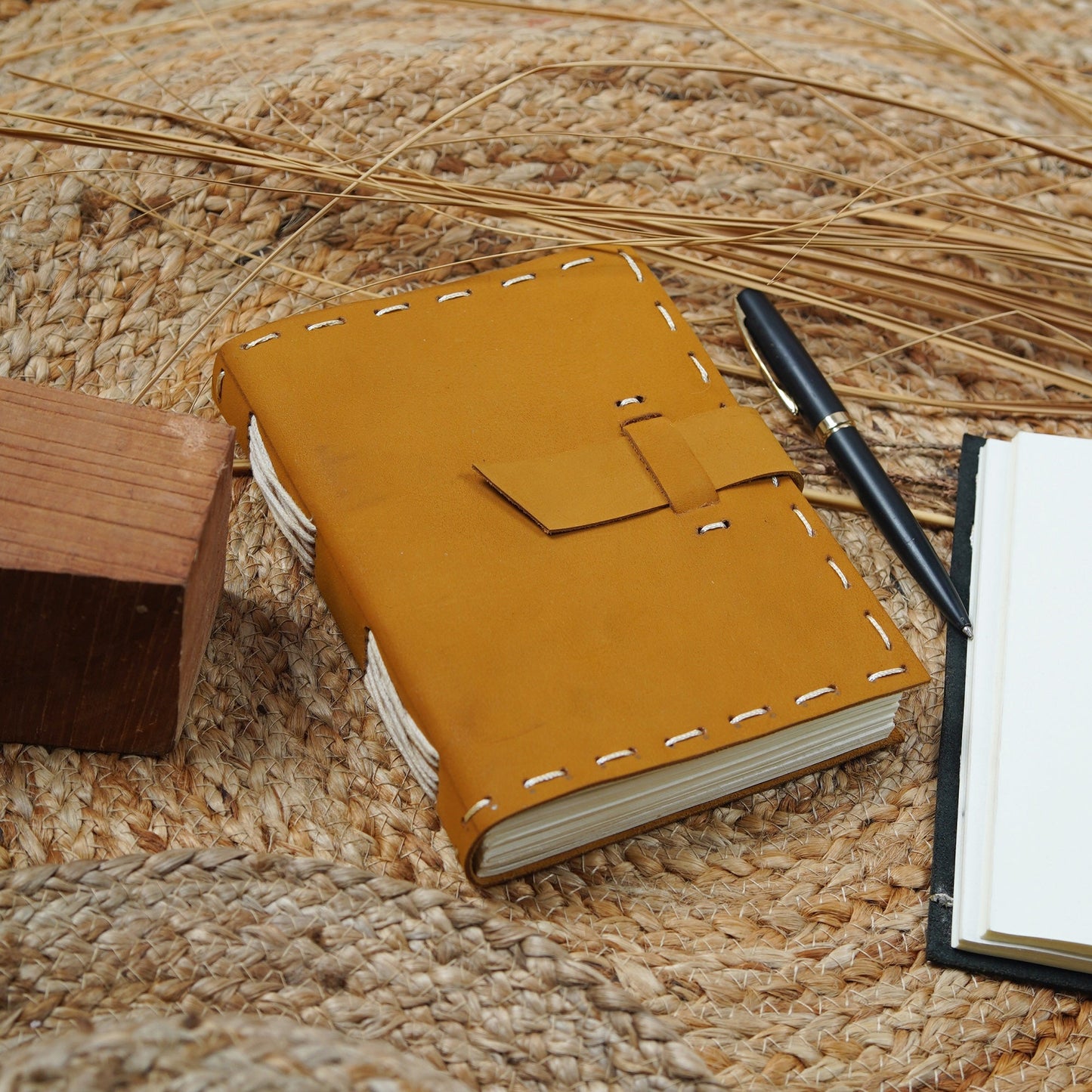 Vintage Leather Journal – Retro Discovery
