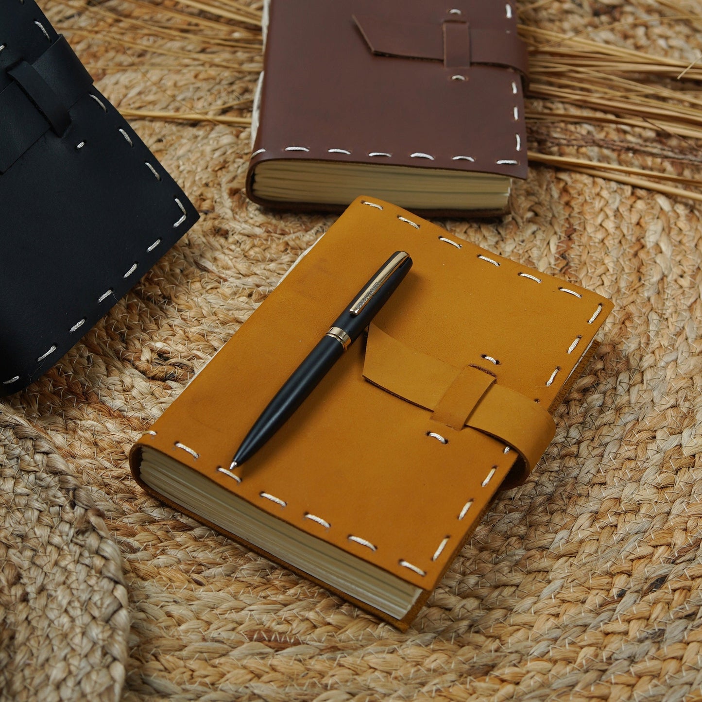 Vintage Leather Journal – Retro Discovery