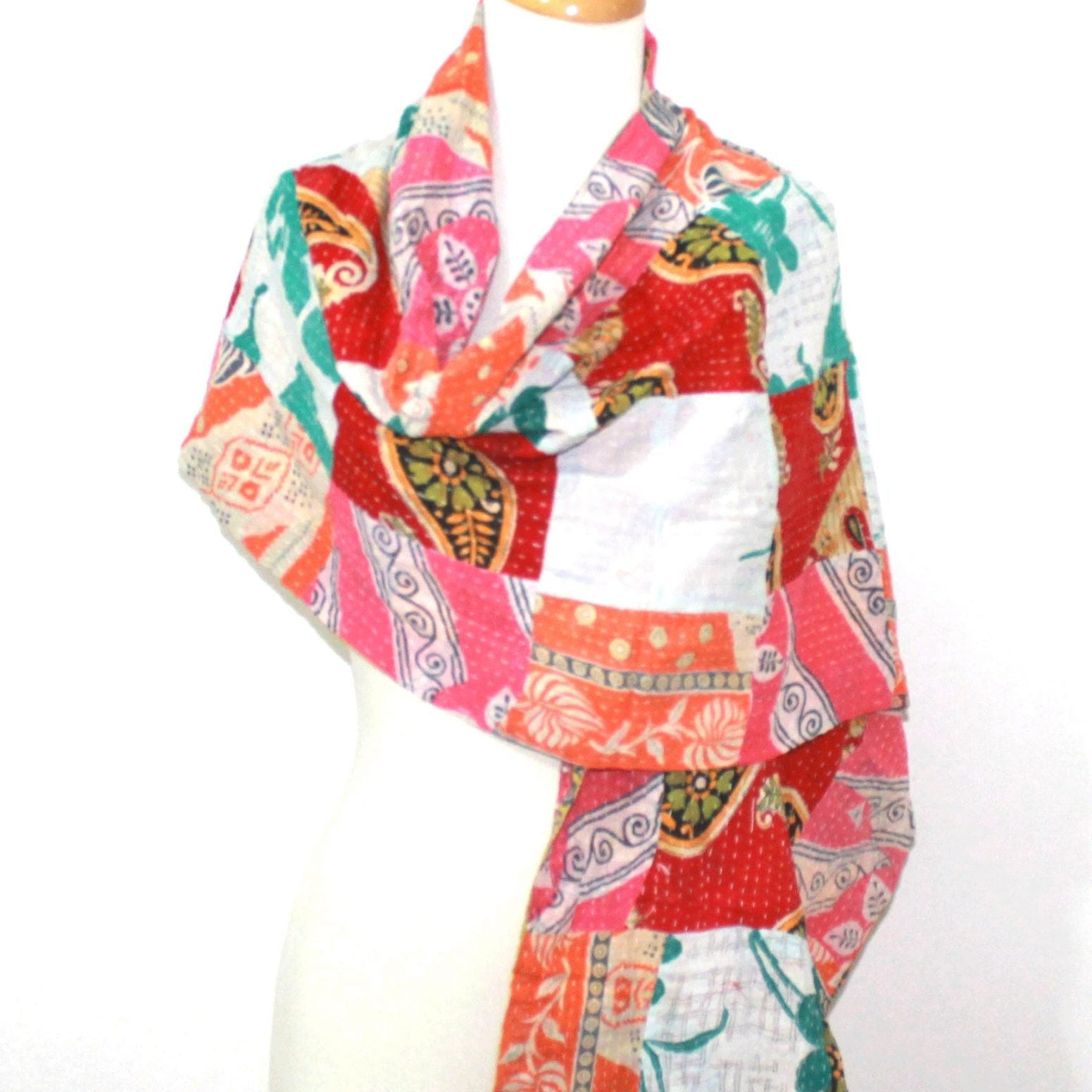 Chic lightweight scarf with artistic abstract print
